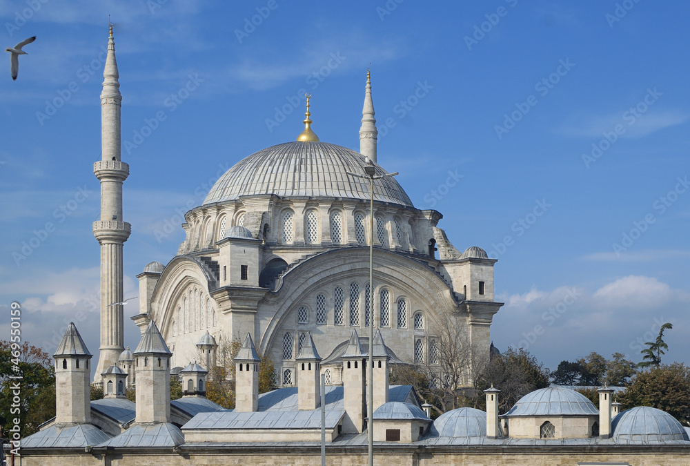 Fototapeta premium NURUOSMANIYE MOSQUE IN CENTRAL ISTANBUL IN TURKEY