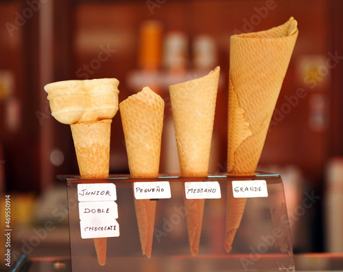 Tipos de cucuruchos para helados en una heladería. Conos de galleta crujientes para helados de bola.  photo