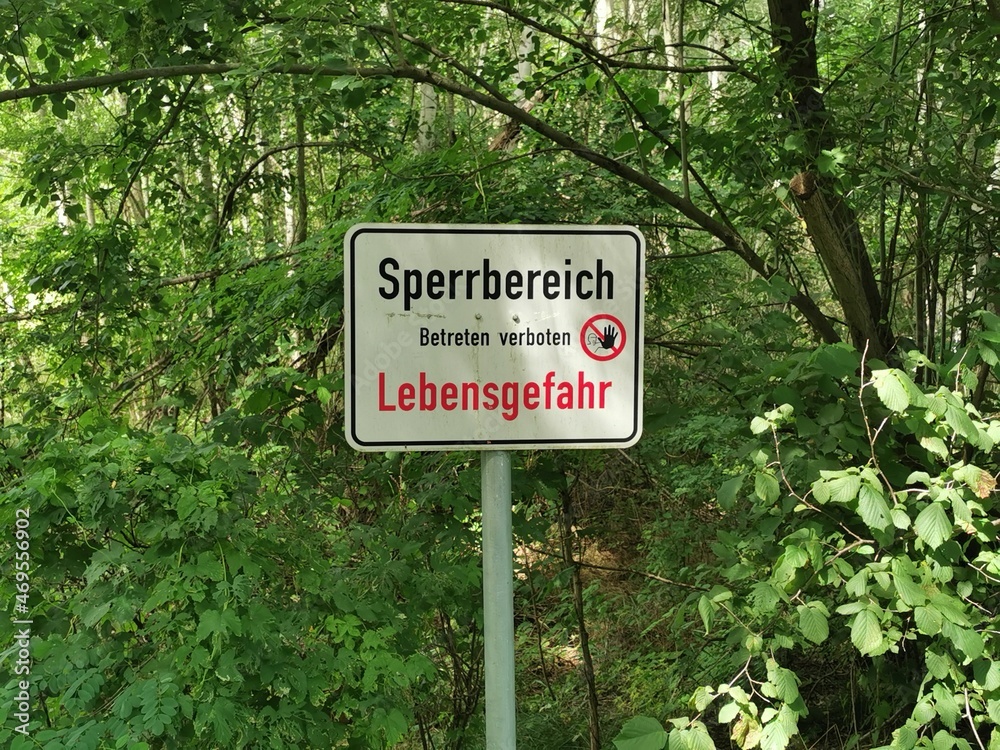 Schild im Wald - Sperrbereich - Betreten verboten - Lebensgefahr - klein
