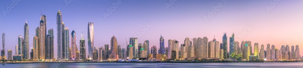 Obraz premium Dubai Marina bay view from Palm Jumeirah, UAE