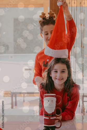 NIÑOS JUGANDO EN COCINA EN VACACIONES DE NAVIDAD