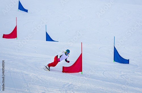 Foto athlete girl with a hard snowboard for slalom in a ski resort enters the turn, Murmansk region, Russia