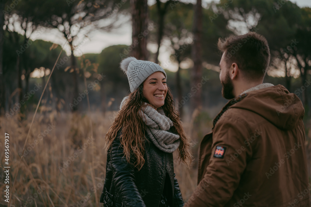 PAREJA DE ENAMORADOS SIENDO FELICES AL AIRE LIBRE PAREJA DE ENAMORADOS SIENDO FELICES AL AIRE LIBRE
