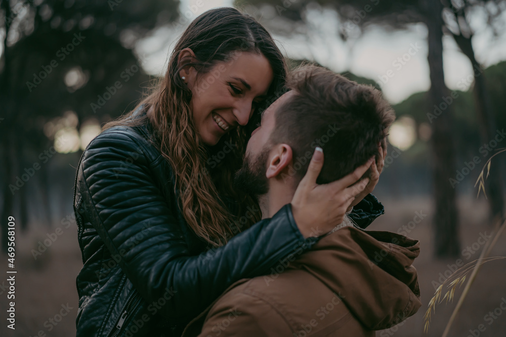 Fototapeta premium PAREJA DE ENAMORADOS SIENDO FELICES AL AIRE LIBRE