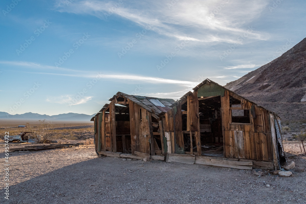 Two abandoned sheds in the ghost town Rhyolite in Death Valley - obrazy, fototapety, plakaty 