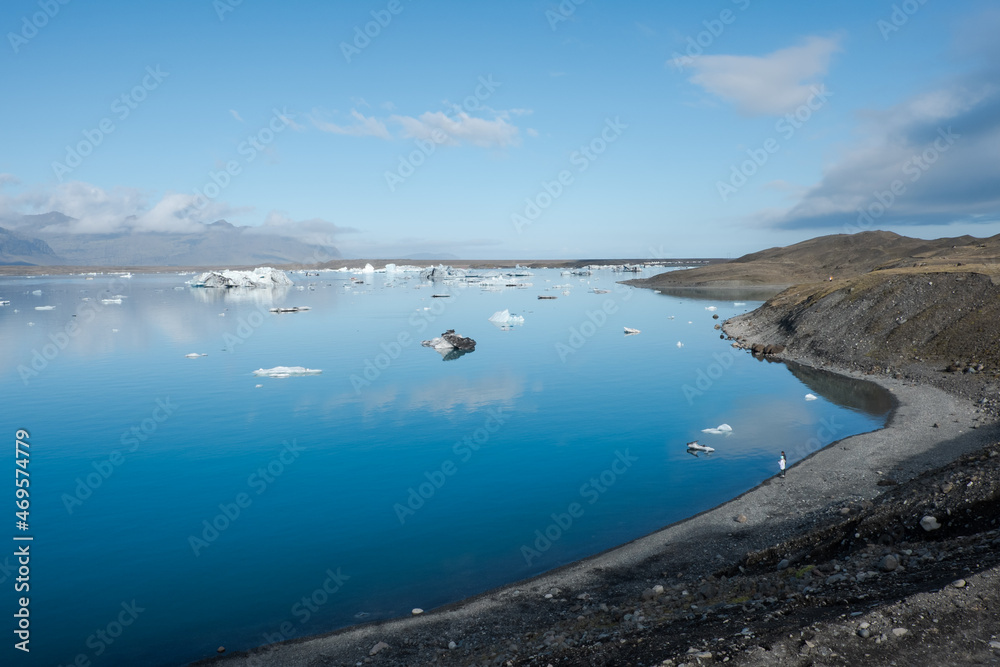 Jökulsárlón Gletscherlagune im Nationalpark Vatnajökull in Island mit großen Eisbrocken im Gletschersee