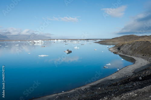 Jökulsárlón Gletscherlagune im Nationalpark Vatnajökull in Island mit großen Eisbrocken im Gletschersee