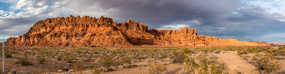 Obraz premium Magnificent red colored rock in the Valley of Fire, Nevada