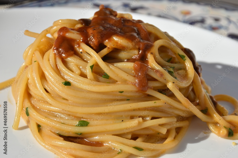 Spaghetti ai ricci di mare. Primo piatto molto apprezzato nella cucina siciliana.
