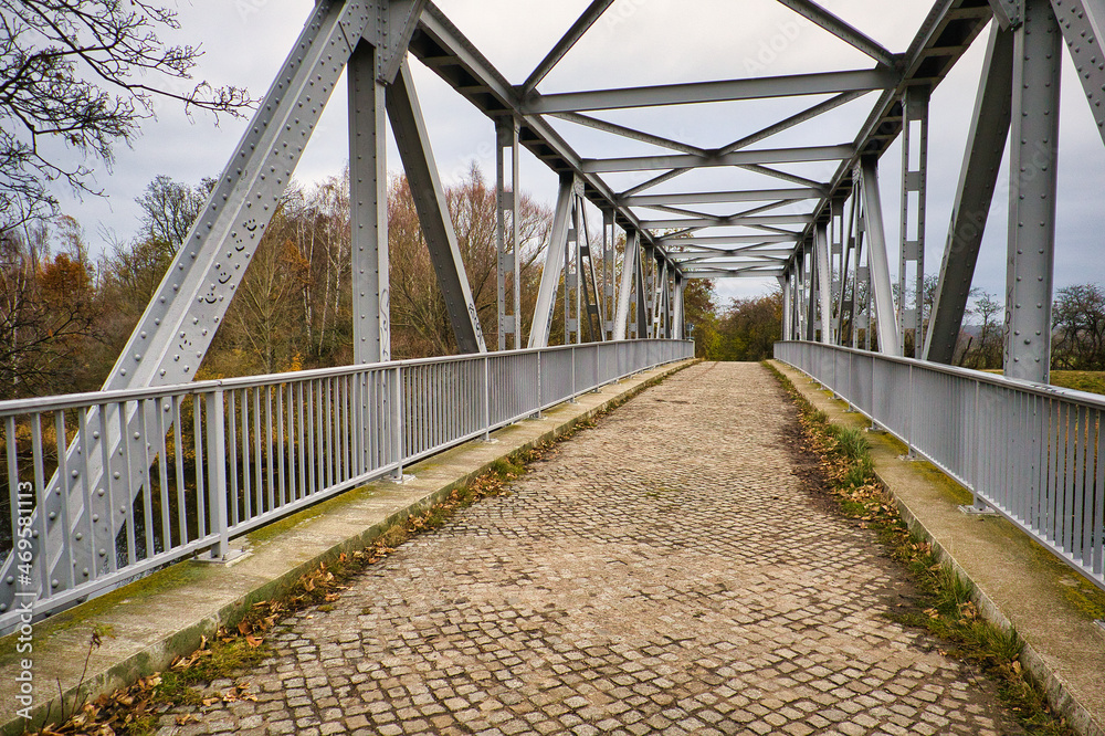 Obraz premium Brücke über den Leipzig Saale Kanal, Leipzig Sachsen, Deutschland