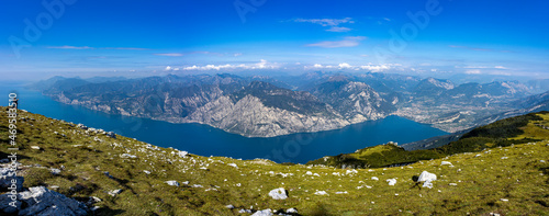 Canvas Print Wanderung auf den Monte Altissimo di Nago am Gardasee - Panoramablick auf Riva d