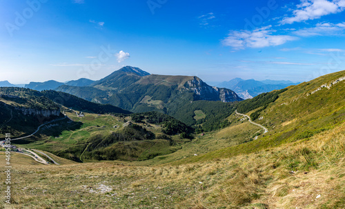 Wanderung auf den Monte Altissimo di Nago am Gardasee - Panoramablick Richtung Monte Baldo und Cima Telegrafo, Valdritta