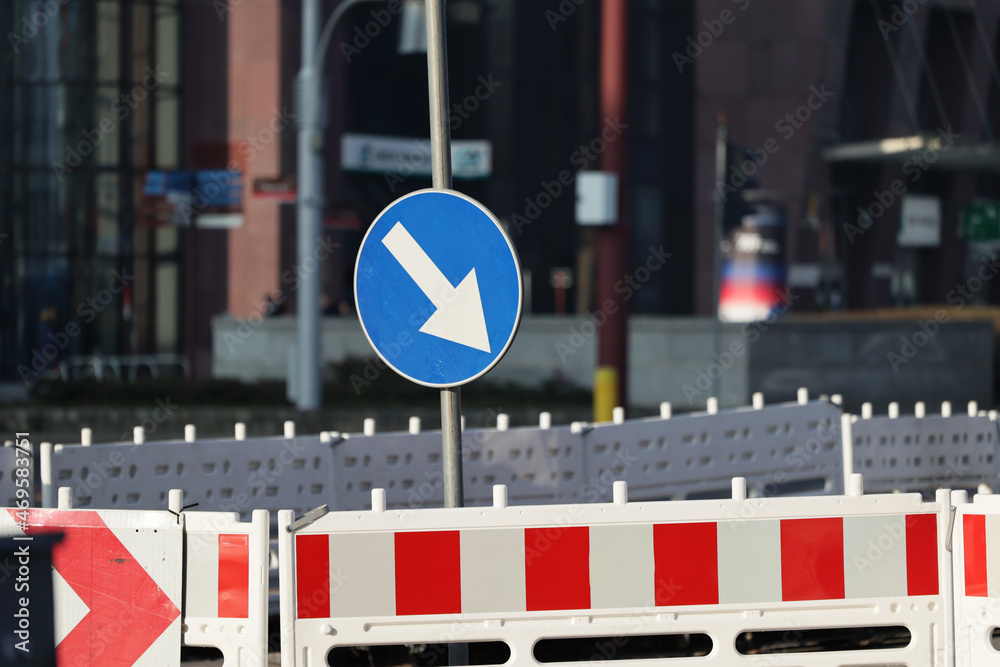 Barierki ostrzegawcze na remontowanym skrzyżowaniu dróg w mieście.  - obrazy, fototapety, plakaty 