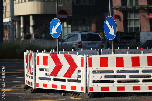 Barierki ostrzegawcze na remontowanym skrzyżowaniu dróg w mieście. 