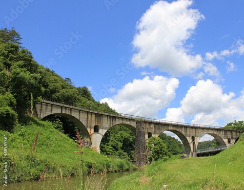 「宮守川橋梁(通称・めがね橋)」がある風景(岩手県/日本)