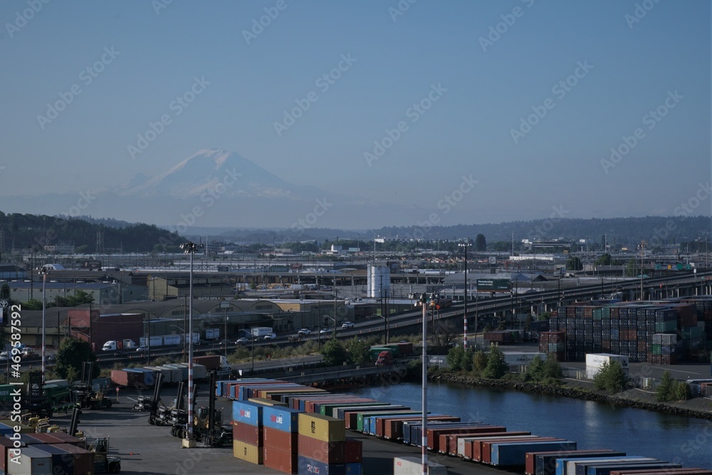 Seattle, USA 07 12 2021: Mount Rainier, also known as Tahoma or Tacoma ...