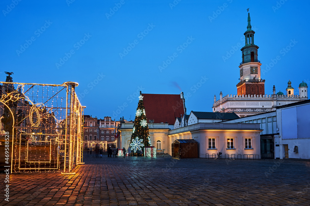 Obraz premium The Market Square with historic tenement houses, tower of town hall and christmas decorations