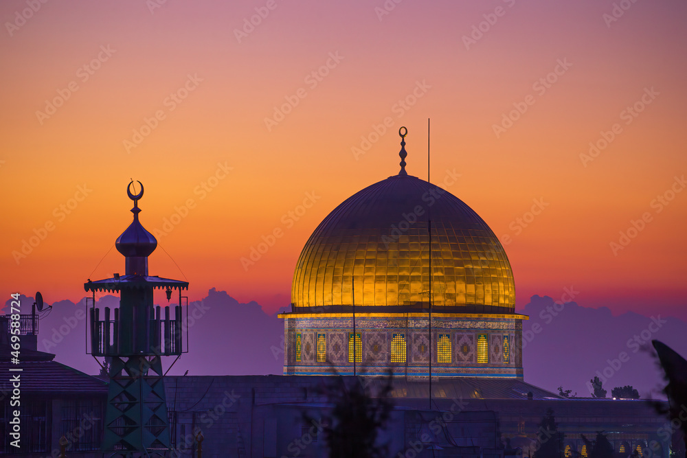 Fototapeta premium Dramatic purple orange dawn sky over the Dome of teh Rock, Jerusalem