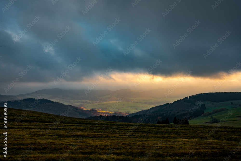 Obraz premium Sonnenuntergang, Wolken, Wind, Wasserkuppe, Hessen, Deutschland, Rhön