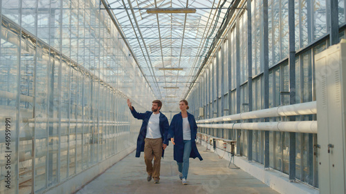 Фотография Agronomist team walking discuss agribusiness production in farm lab greenhouse