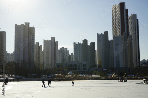 김포호수공원에는 겨울 빙판길로 많은 사람들이 놀이공간으로 휴식을 합니다. © K_UriNara