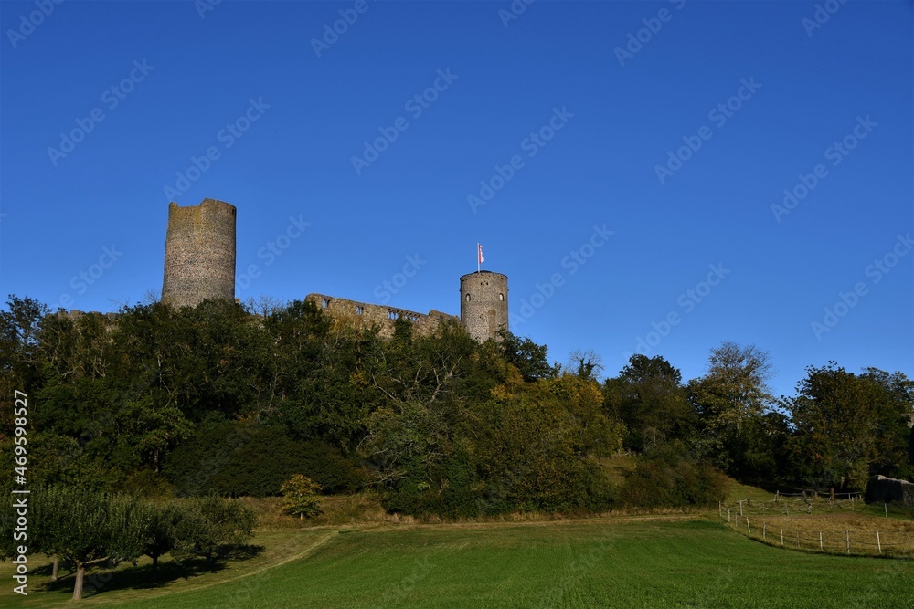 Burgruine Münzenberg mit herbstlichen Landschaften in der Wetterau