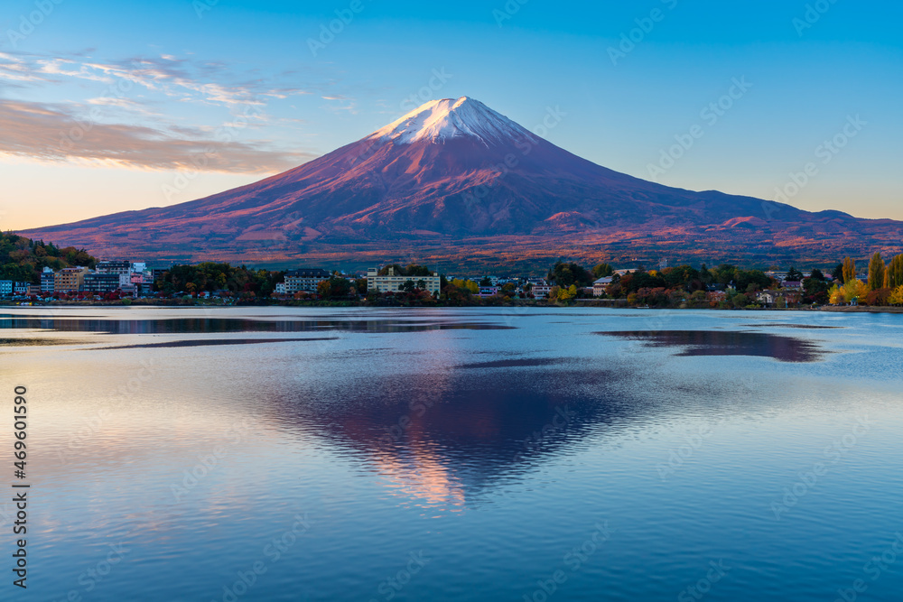 朝焼けの富士山と河口湖