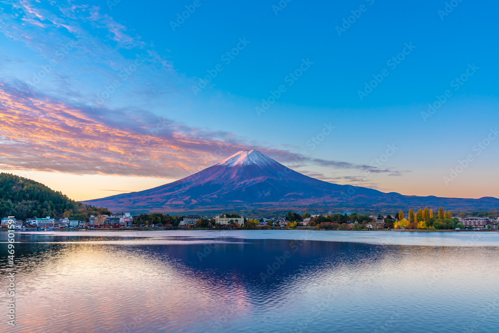 朝焼けの富士山と河口湖