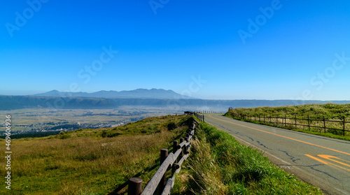 さわやか自然「阿蘇山への道」 早朝の放牧風景(牛)(赤牛) Refreshing nature "Mt. Aso / Road to Yonezuka" Early morning grazing scenery (cow) (red cow) 日本2021年(秋)撮影 Taken in 2021 (Autumn), Japan (九州・熊本県阿蘇市) (Kyushu, Aso City, )