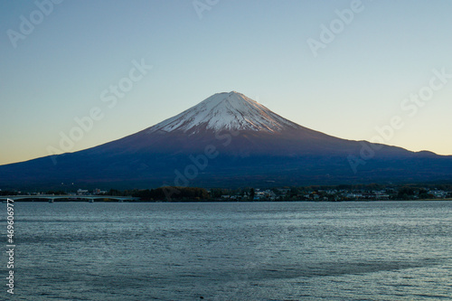 夕方の山梨県河口湖と富士山