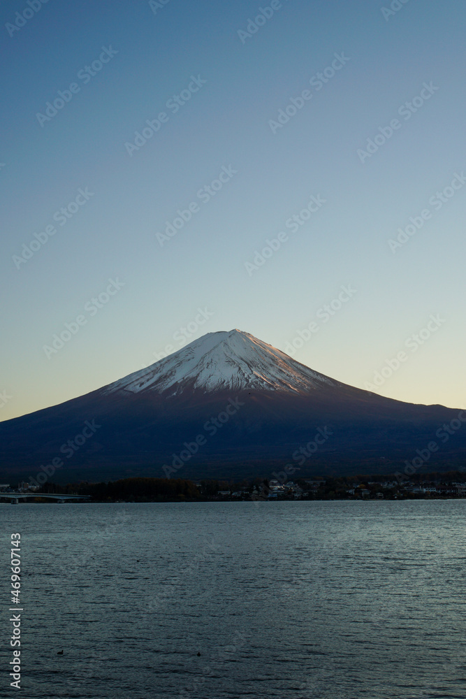 夕方の山梨県河口湖と富士山