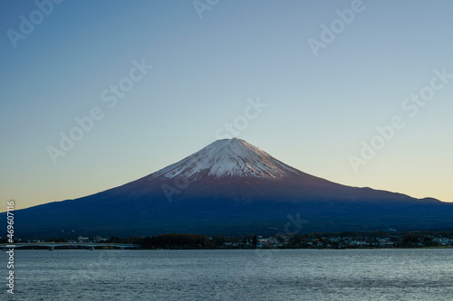 夕方の山梨県河口湖と富士山