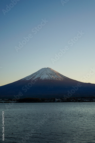 夕方の山梨県河口湖と富士山 © Kazu8