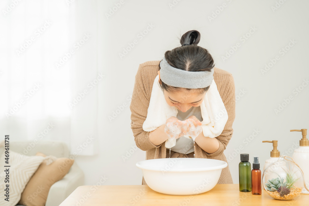 洗顔をして洗い流す女性（すすぎ）
