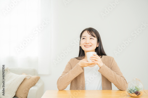 お茶を飲む女性（温活） 