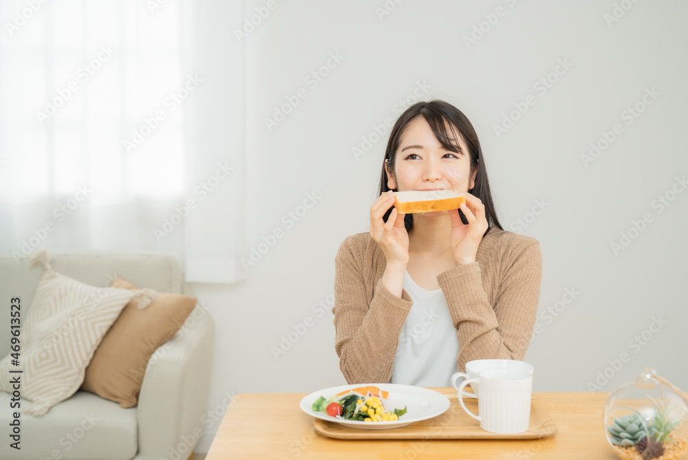 食パンを食べる女性
