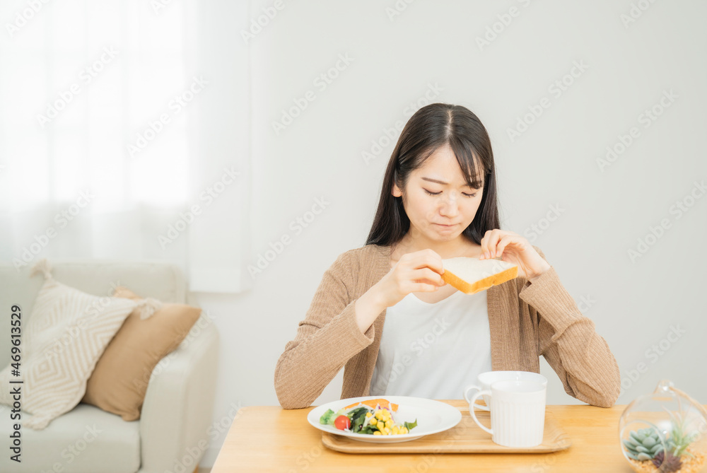 食パンを食べる女性（食欲不信・食べれない）
