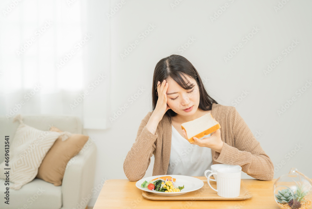 食パンを食べる女性（食欲不信・食べれない）
