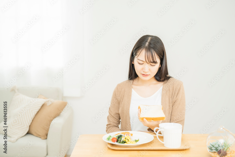 食パンを食べる女性（食欲不信・食べれない）
