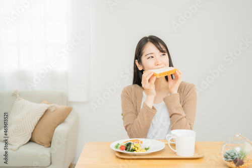 食パンを食べる女性

