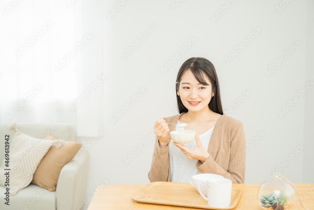 ヨーグルトを食べる女性
