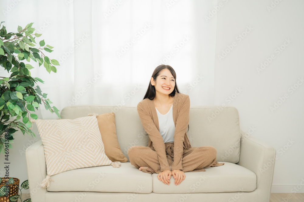 家のソファに座る女性
家のソファに座る女性