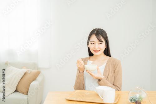 ヨーグルトを食べる女性 
