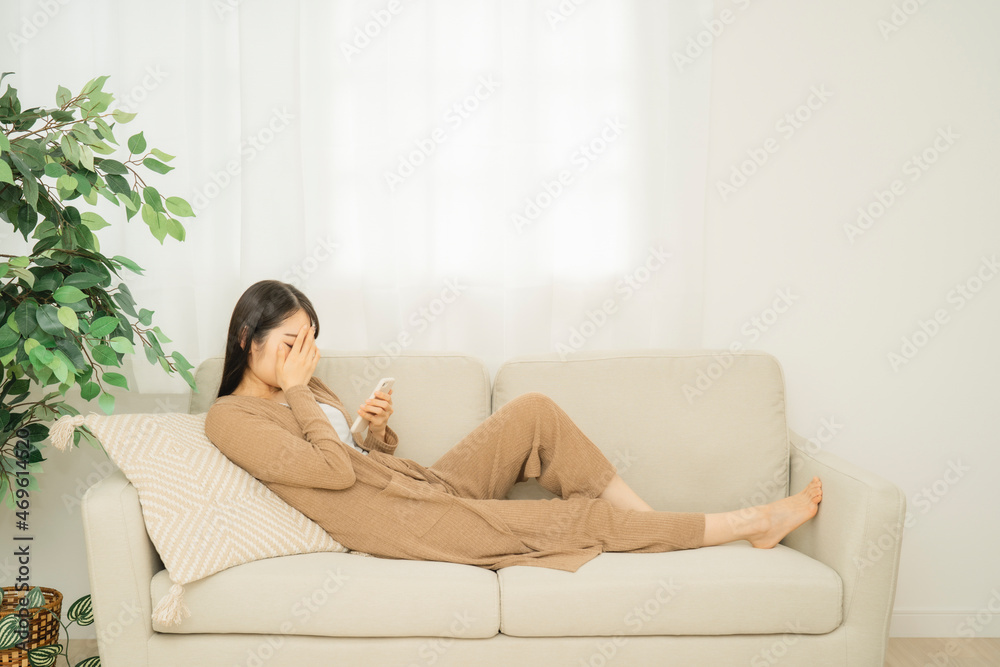 スマホを読んで困る女性（泣く）
