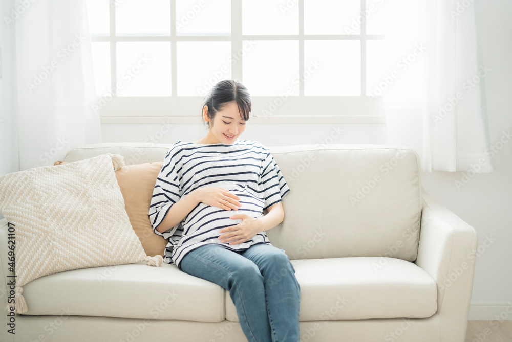 家でくつろぐ妊婦
家でくつろぐ妊婦
