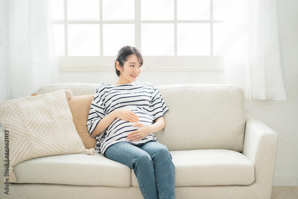 家でくつろぐ妊婦
家でくつろぐ妊婦