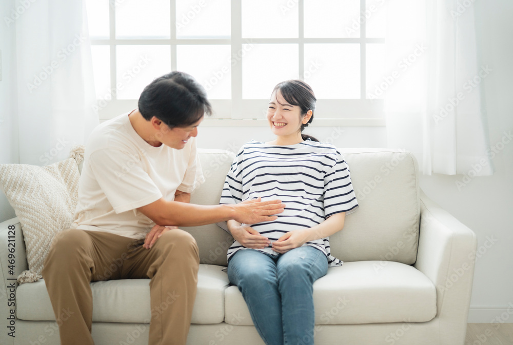 妊婦のお腹を触る男性
妊婦のお腹を触る男性