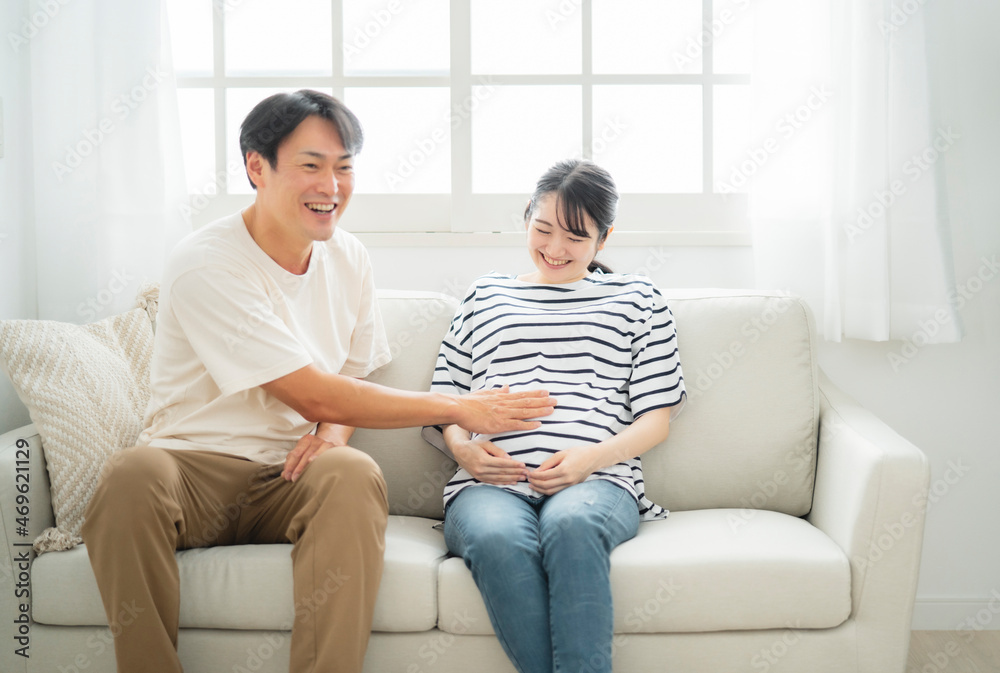 妊婦のお腹を触る男性（カップル・夫婦）
