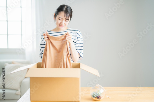 届いた商品に納得がいかない女性（不良品・返品） 