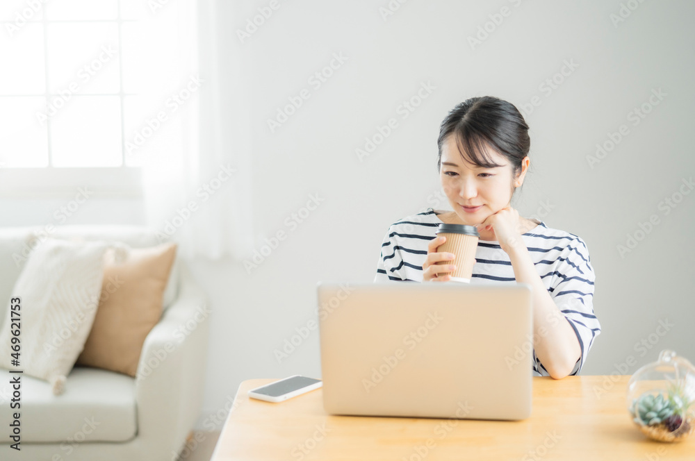 家でテレワークする女性
家でテレワークする女性